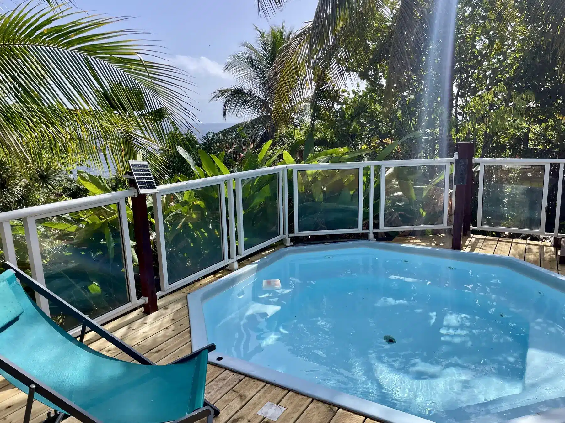 Piscine avec bassin et transats au calme à Terre-de-Bas