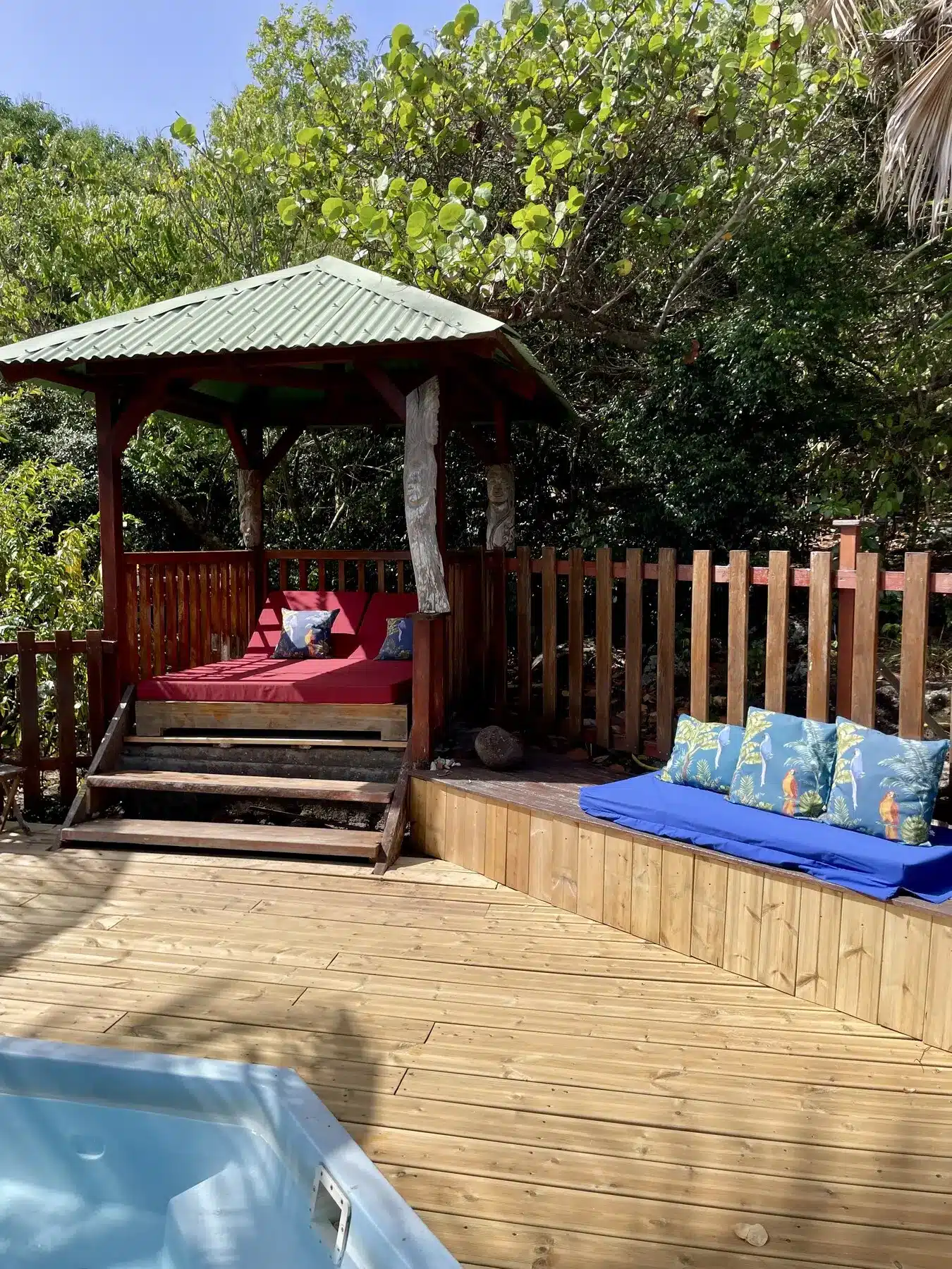 Ambiance piscine et détente dans le jardin de Rêve de Robinson