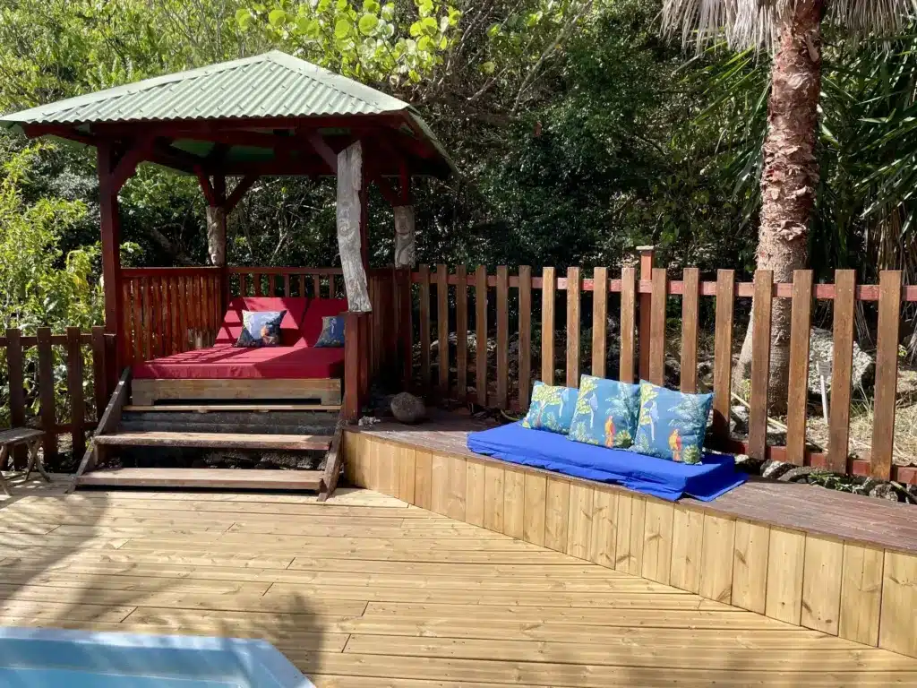Espace détente autour de la piscine à Rêve de Robinson