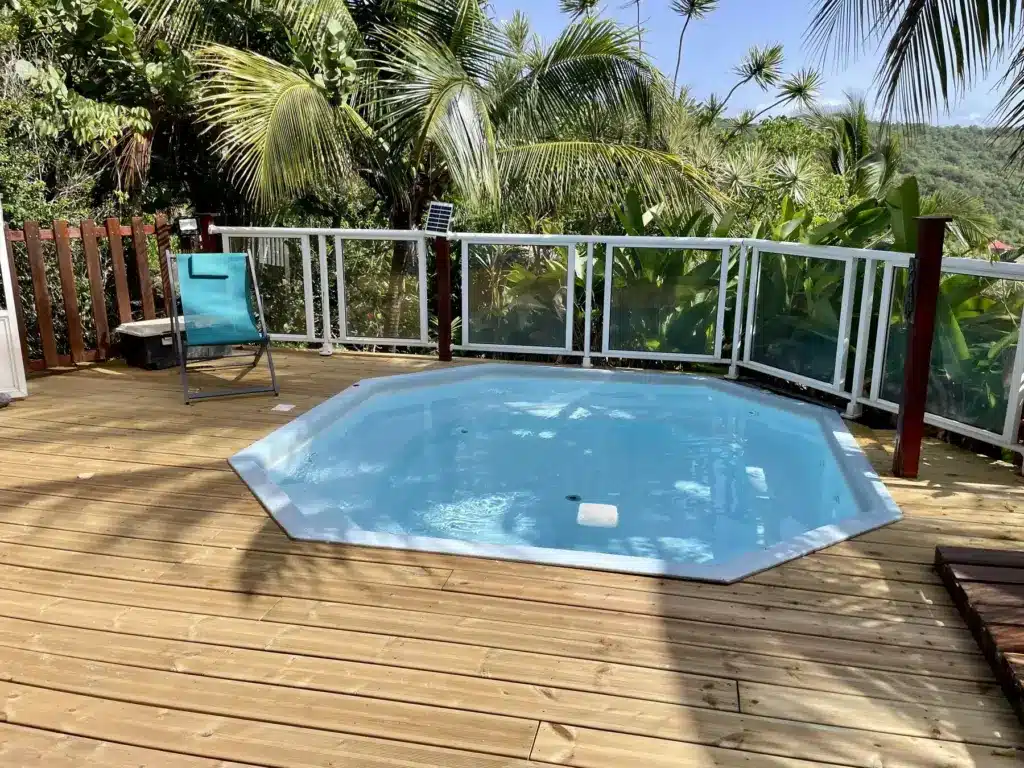 Piscine et espace détente à Terre-de-Bas en Guadeloupe